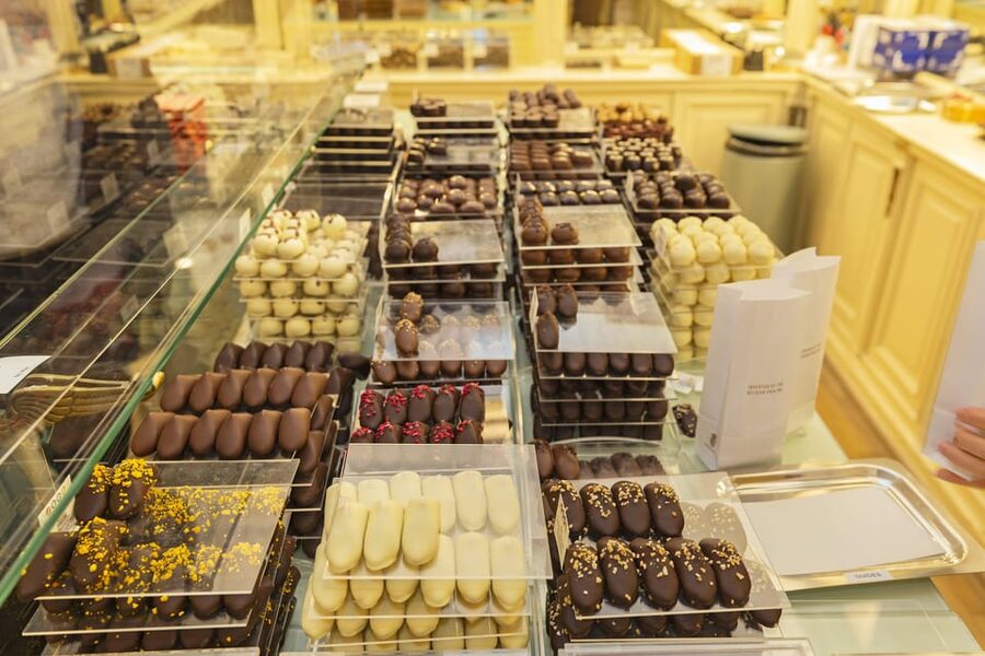 Brussels Food Tour: Main Dish, Beer, Waffle & Chocolate - Waffles: Brussels-style sweetness (and possible Liège contrast)