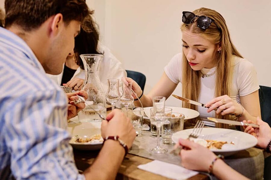 Budapest Guided Food Tour with Drinks Included - The sit-down classics: nokedli and flódni in context
