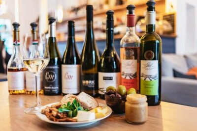 Budapest: Hungarian Wine Tasting with 7 Wines and Tapas - The 2-hour format: 7 pours, tapas, water, notes, and a map