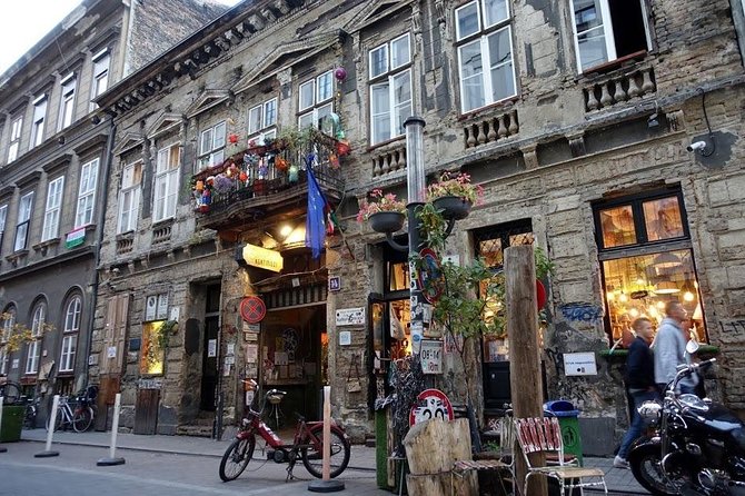 Budapest Ruin Bars Evening Walking Tour with Drinks & Street Food - Timing, Weather, and Group Size: What It Feels Like on the Ground