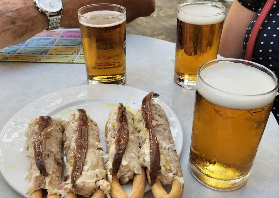 Cartagena: Guided Walking Tour with Tapas and Drinks - The guides: names you may hear and why that affects your day
