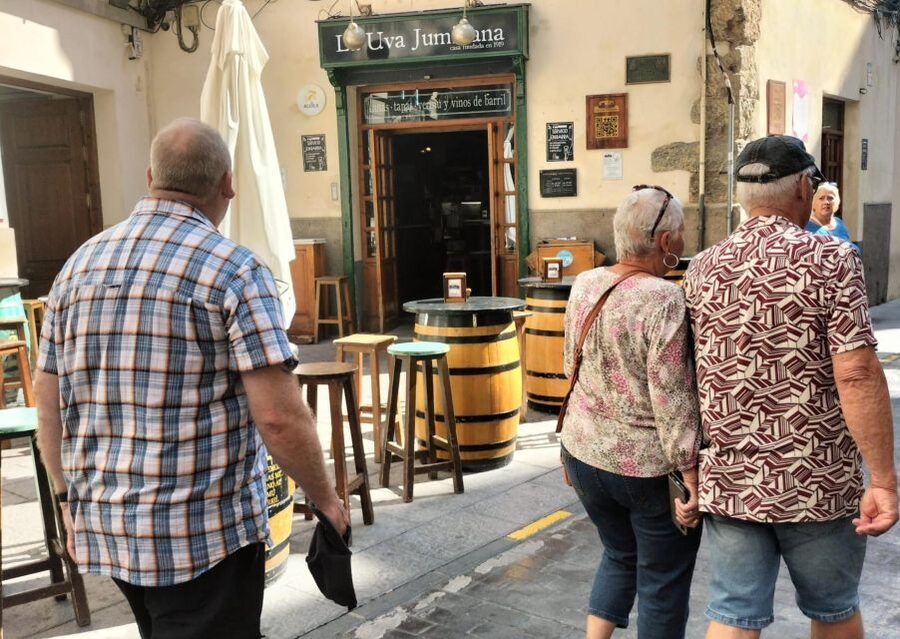 Cartagena: Guided Walking Tour with Tapas and Drinks - Where you meet and how the walk stays comfortable