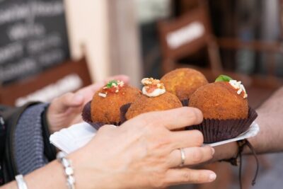 Catania Sicilian Street Food Tour: Small Group by Do Eat Better - Getting your bearings: Fontana dell’Elefante to a proper food route