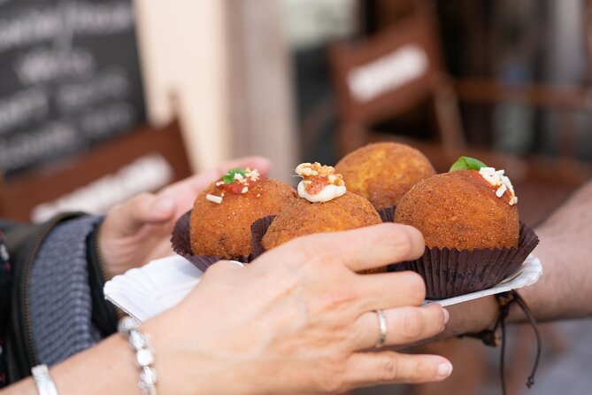 Catania Sicilian Street Food Tour: Small Group by Do Eat Better - Getting your bearings: Fontana dell’Elefante to a proper food route