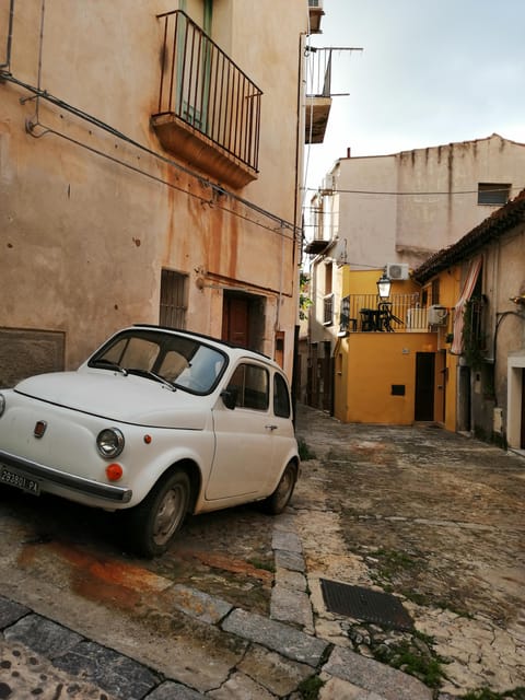 Cefalù: Street Food Tour with Tastings - Local bar break: quick pause, good questions