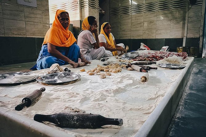 Chandni Chowk Delhi Food Tour with 15+ Tastings - Stop 1 at Pasar Chandni Chowk: Soaked Vadas and a Fast Flavor Kickoff