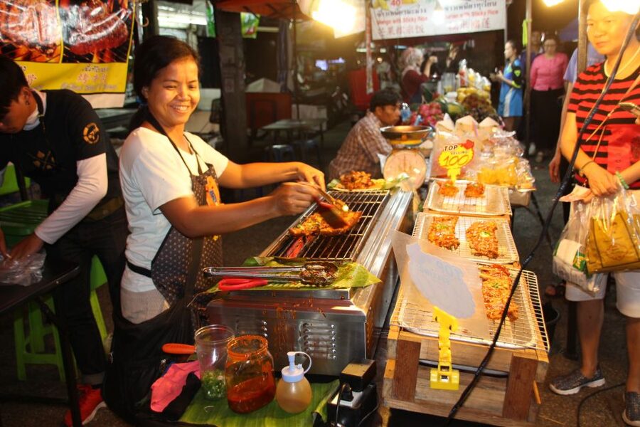 Chiang Mai: Evening Local Street Food Market Tour - Key things that make this tour work