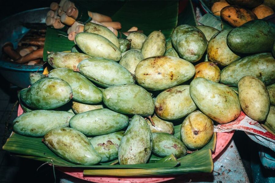 Chiang Mai: Food Tour by Songtheaw Truck with 15+ Tastings - Meeting at Wat Lok Molee and cruising the old city in a red songthaew