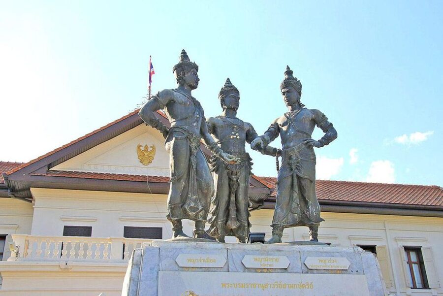 Chiang Mai: Temples and Street Food Night Tour by Tuk Tuk - Wat Chedi Luang: The Big Stupa Temple After Dark