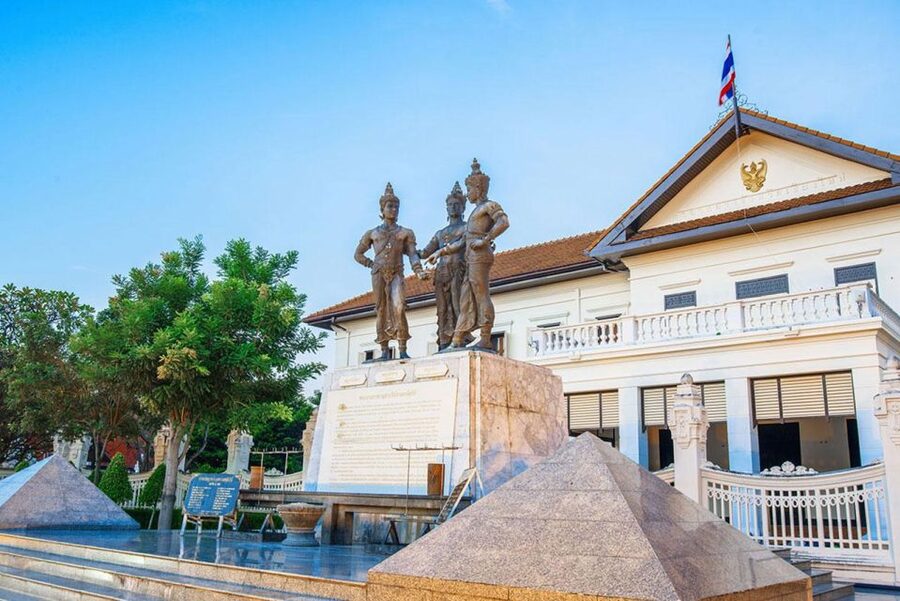 Chiang Mai: Temples and Street Food Night Tour by Tuk Tuk - Wat Phra Singh Woramahawihan: The Gold Temple and Its Gardens