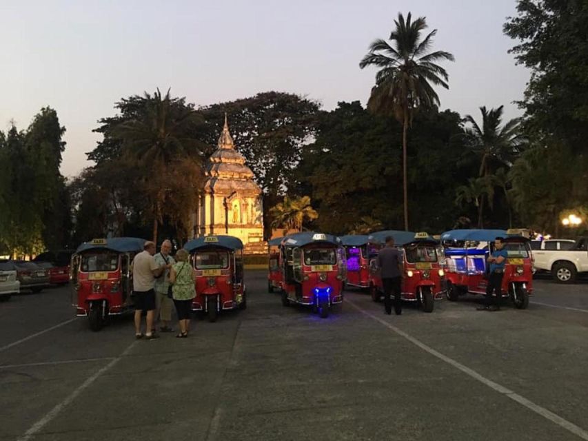 Chiang Mai: Temples and Street Food Night Tour by Tuk Tuk - Mueang Mai and Warorot Markets: What to Eat and What to Shop