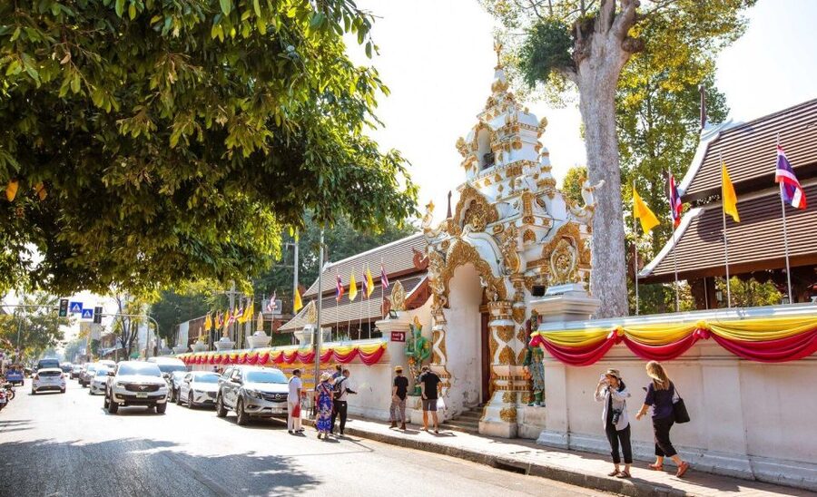 Chiang Mai: Temples and Street Food Night Tour by Tuk Tuk - Driver, Language, and How to Handle Communication