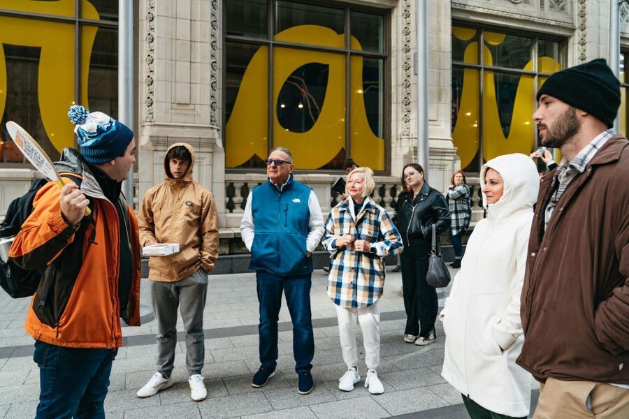 Chicago: Classic Food Walking Tour with Bike or Kayak Rental - Guide energy and pacing: what the best departures do right