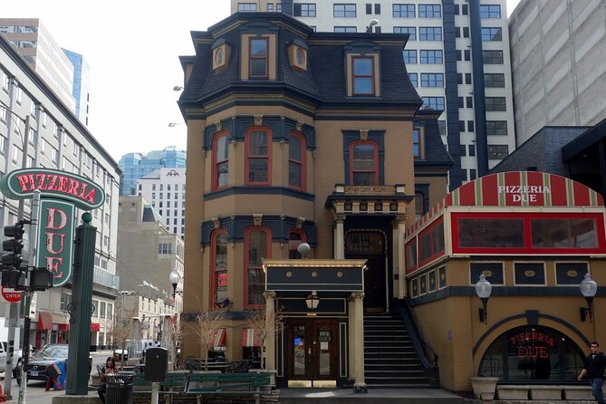 Chicago Gangster and Food Walking Tour - Deep dish pizza at a former gangster mansion setting