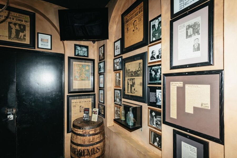 Chicago: Gangsters and Food Tasting Walking Tour - Who Leads This Tour Matters: The Storytelling Style
