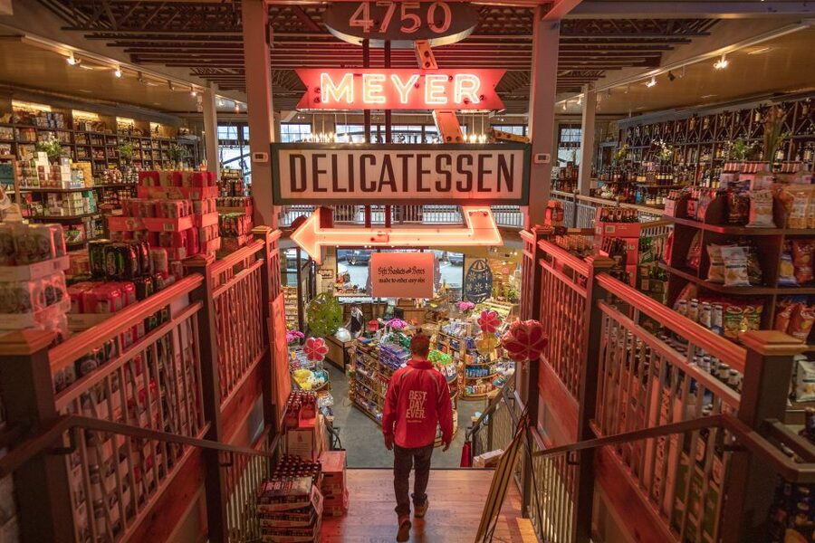 Chicago: The Ultimate Foodie Walking Tour with Tasty Stops - Deep-dish pizza: a local classic that came from River North