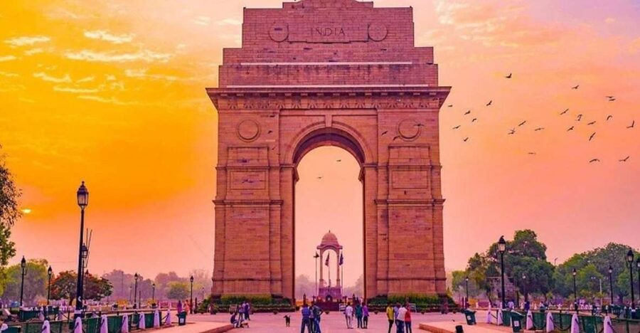 Delhi: Old Delhi City Tour with Tuk Tuk Ride & Street Food - Jama Masjid: your first big moment (and the mosque rules that matter)