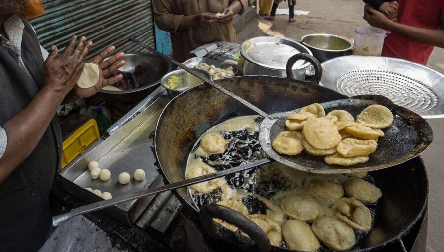 Delhi: Private Chandni Chowk, Food Tasting, & Tuk-Tuk Tour - Red Fort: Choosing the Outside View or Trying for Inside