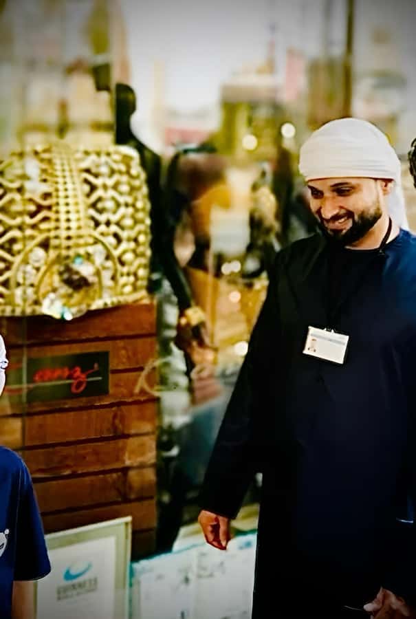 Dubai: Old Town Walking Tour with Abra Cruise & Street Food - Abra Across Dubai Creek: The Ride That Links Both Sides