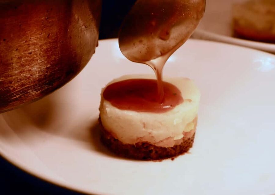 Edinburgh: 3-Hour Guided Secret Food Tour - St Giles Cathedral Start Point and the Walk Through Edinburgh Old Town