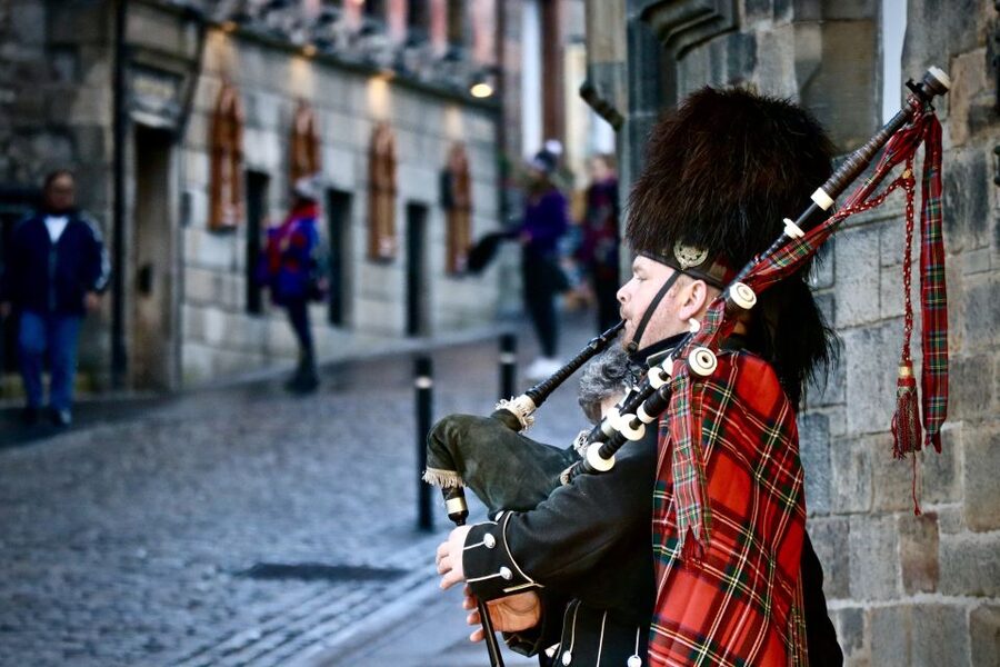 Edinburgh: 3-Hour Guided Secret Food Tour - Pace, Small-Group Walking, and Weather Changes You Should Expect