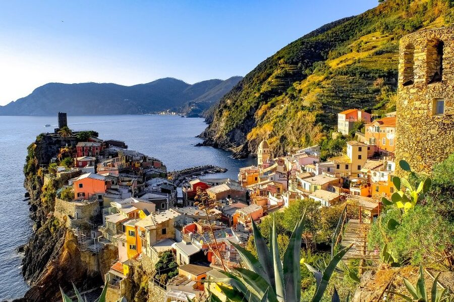 Florence: Cinque Terre Day Trip with Optional Street Food - Manarola: Wine, Photo Stops, and That Classic Cliffside Look