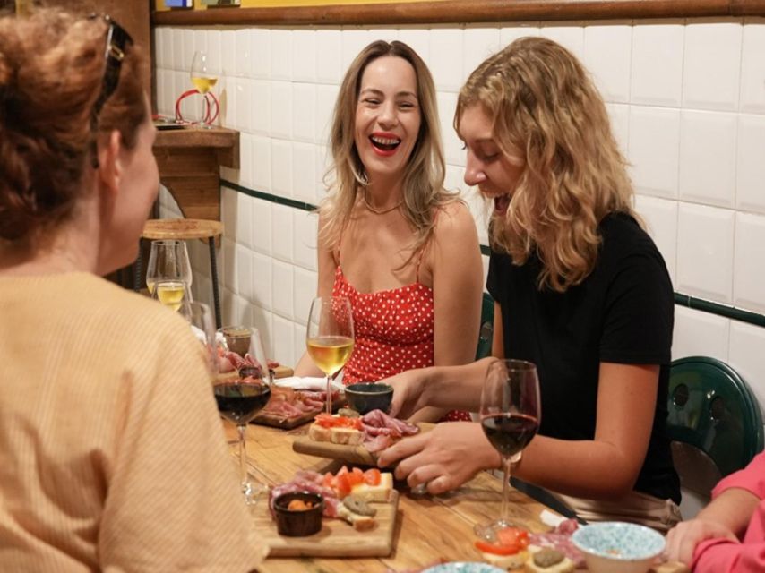 Florence: Food Walking Tour with Local Steak and Tuscan Wine - Ponte Vecchio to Oltrarno: switching from postcard to dinner streets