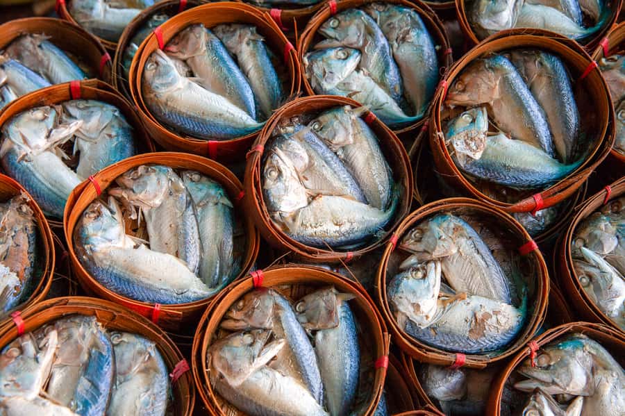 From Bangkok: Maeklong Railway and Floating Market Food Tour - Guides and Small-Group Timing: Why This Tour Usually Feels Better