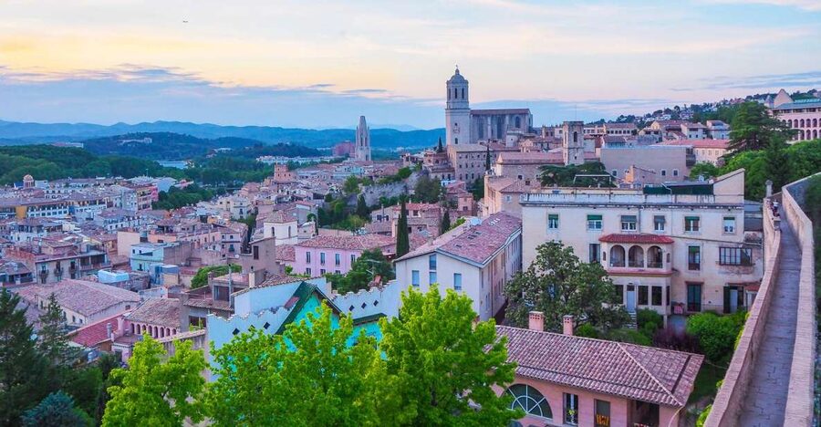 Girona: Guided 2-Hour Walking Tour with Food Tasting - Passing through the Jewish Quarter and the cathedral area