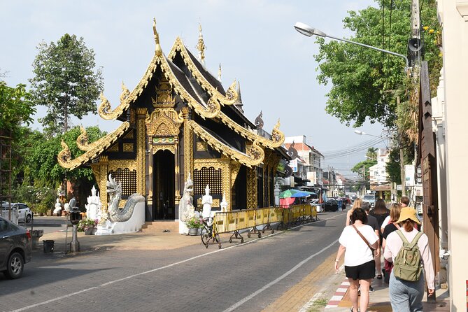 Go where the locals go, Eat what the locals eat! Food Tour with Local Foodies - Kao Soi and the dish origin story you actually remember