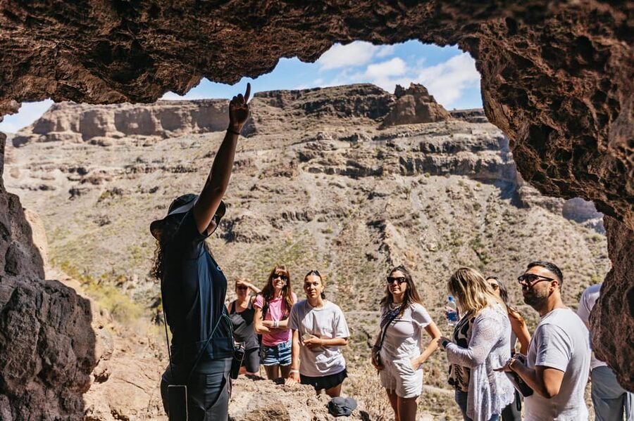 Gran Canaria: The Red Canyon Tour with Local Food Tasting - Mirador El Guriete and Caldera de Tirajana: First Views, Big Payoff