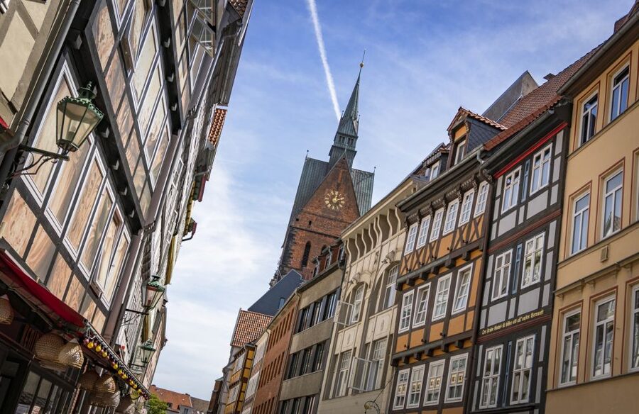 Hannover: Culinary Walking Tour Downtown + Old Town - Market hall and new town hall: stories that connect the dots