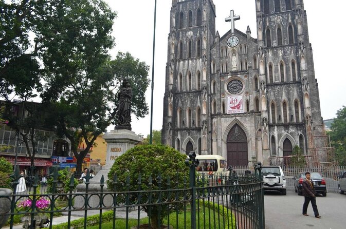Hanoi: 7 Tasting Street Food Walking Tour and Train Street - Key things to know before you eat in the Old Quarter