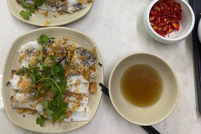 Hanoi: 7 Tasting Street Food Walking Tour and Train Street - The seven tastings you’ll actually want to make room for