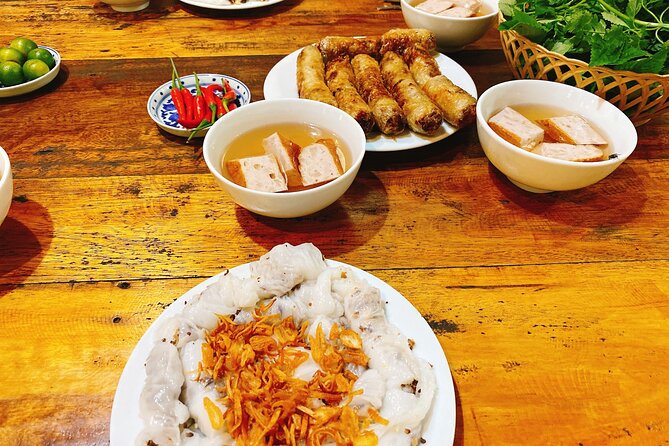 Hanoi: 7 Tasting Street Food Walking Tour and Train Street - How guides keep you from getting lost (and help you order)