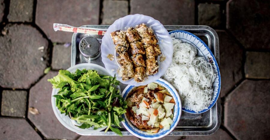 Hanoi: 7 Tastings Street Food Tour with Train Street - Train Street in the Old Quarter: what to expect in practice