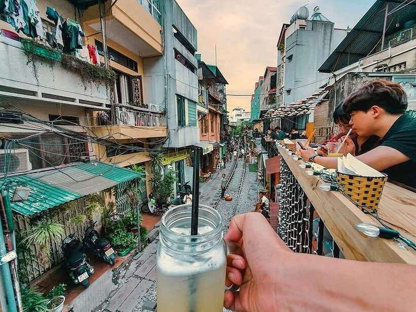 Hanoi: Guided Food Tour with Train Street Visit - Getting to Train Street by Taxi: How the Guide Protects Your Odds