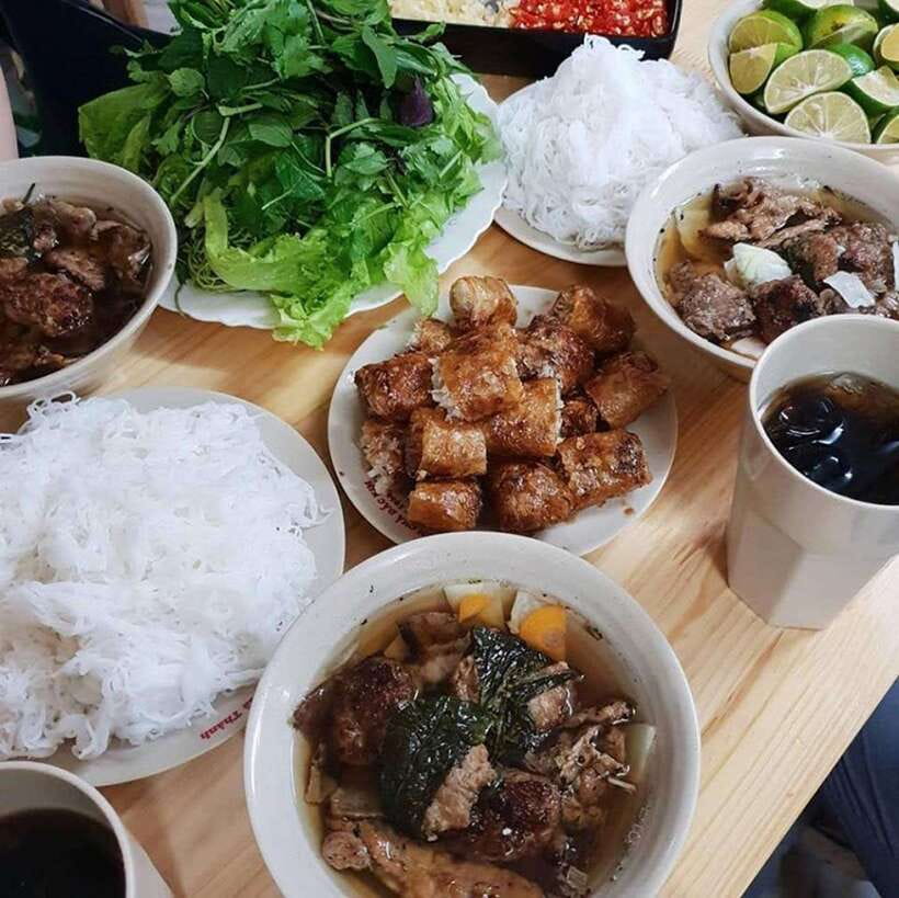Hanoi: Michelin Guide Street Food Walking Tour - The Michelin-nominated order: dry chicken pho first