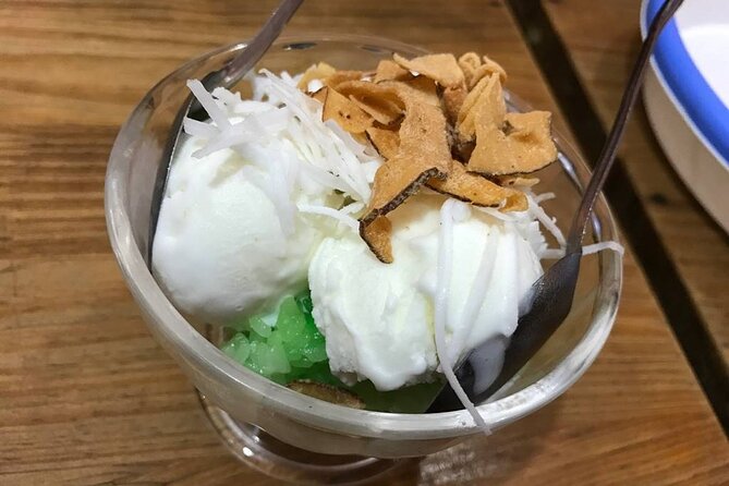 Hanoi Street Food Adventure: Train Street & Local Delights - Duờng Tau Train Street: 30 minutes, one drink, and trains that feel way too close