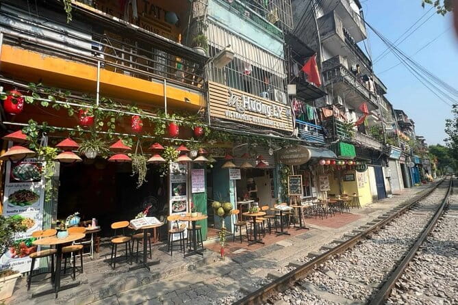 Hanoi street food walking and train street visit - Why Hanoi’s street food tour feels extra good at 6:00 pm