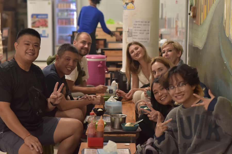 Hanoi: Street Food Walking Tour & Water Puppet Show - Getting started near Hoàn Kiếm and why the meeting point matters