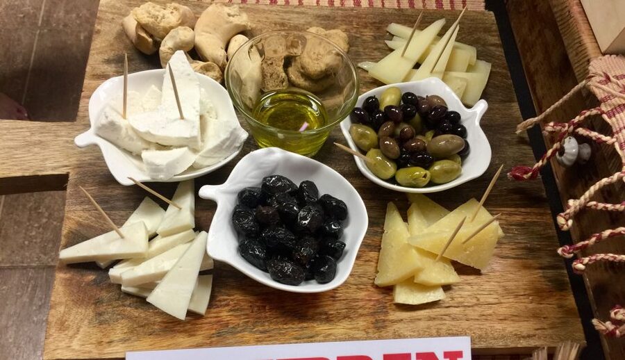 Heraklion: Food Tastings Walking Tour - The bougatsa stop: family tradition from 1922
