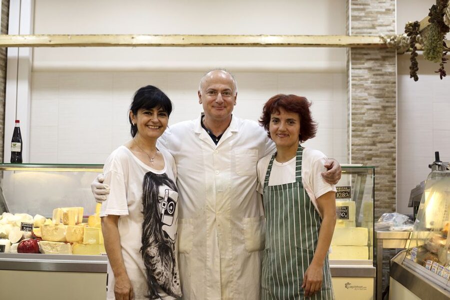 Heraklion: Food Tastings Walking Tour - Meeting at Eleftherias Square and getting your bearings fast