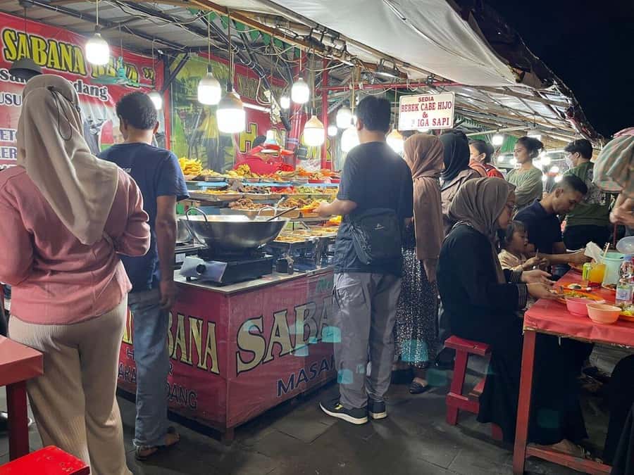 Jakarta: Private Guided Sightseeing & Street Food Night Tour - New Chinatown finish: food vendors and late-night atmosphere