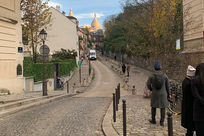 -Kids friendly- Eat, play, love Montmartre: 3H Walking Food Tour - Dalida, a historic urban vineyard, and Sacré-Cœur without the big hassle