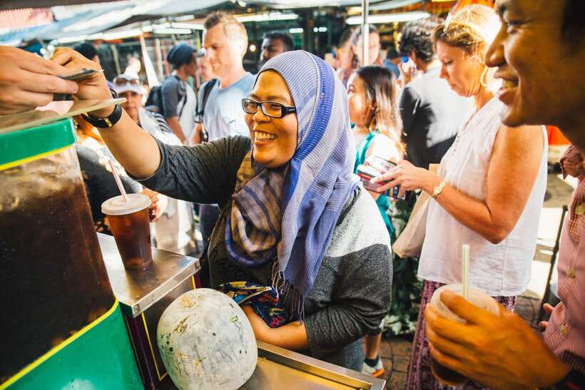 Kuala Lumpur: Private Food Tour – 10 Tastings with Locals - Temples as story stops: Guan Di Temple and Sri Mahamariamman Temple