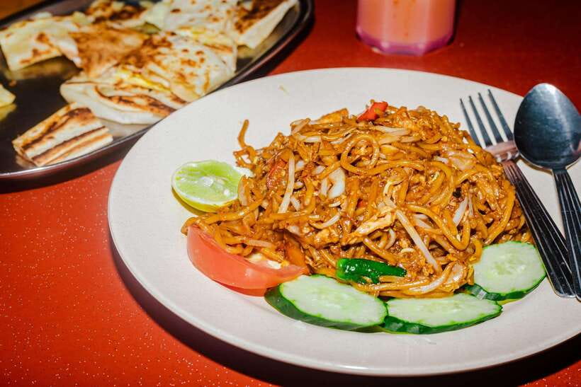Kuala Lumpur: Sambal Street Food Tour with 15+ Tastings - Kampung Baru Night Market: A Traditional Neighborhood Moment