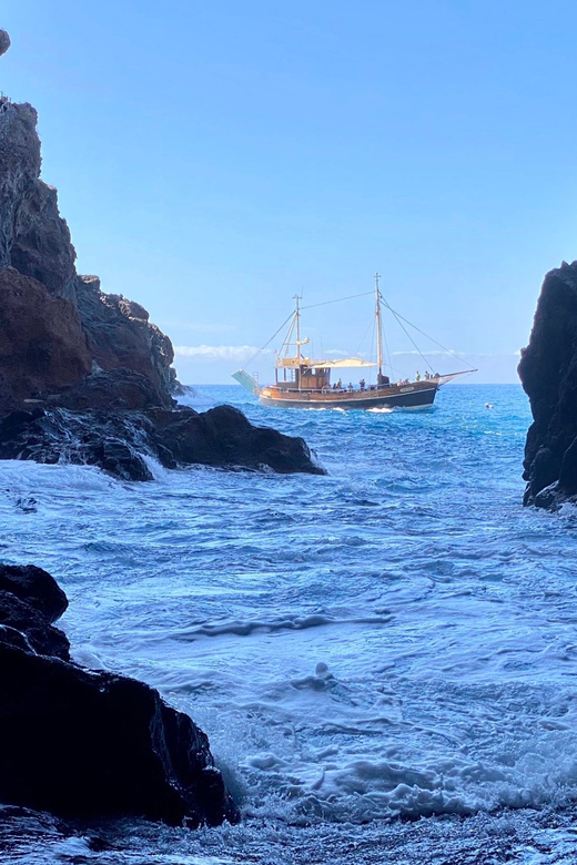 La Palma: 4-Hour Coastline Cruise with Tapas and Barbecue - Entering the Port of Tazacorte and Meeting the Bussard