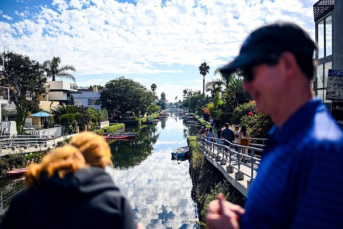 LA Venice Beach Hidden Gems Food Tour With 6 Food Tastings - Stop 3: the sandy stretch, performers, and boardwalk energy
