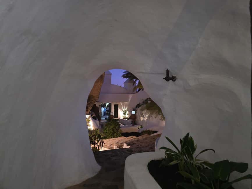 Lanzarote: Evening Tapas, Winery & Lagomar Experience - Guides and pacing: Daniel, Bianca, Carlos, and what the best hosts do